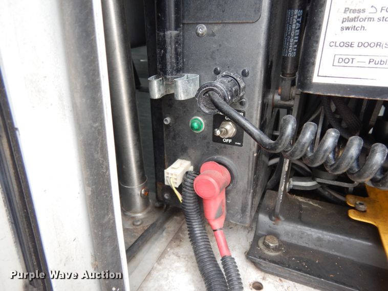 image for item DM2942 2009 Ford E450  shuttle bus