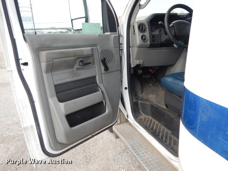 image for item DM2943 2009 Ford E450  shuttle bus