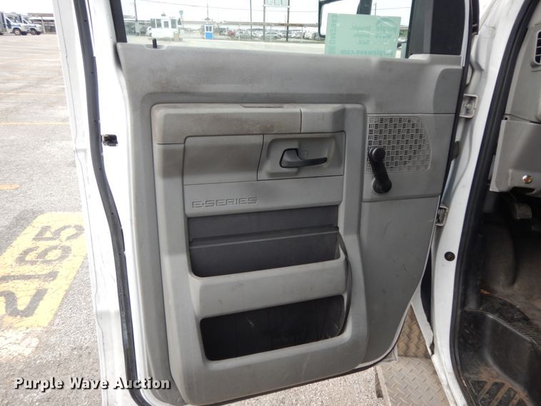 image for item DM2943 2009 Ford E450  shuttle bus