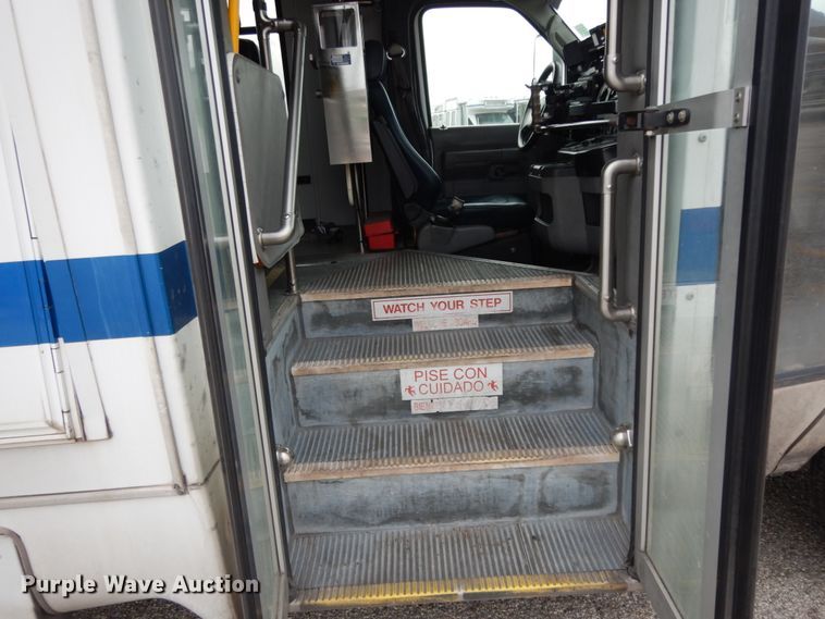 image for item DM2943 2009 Ford E450  shuttle bus