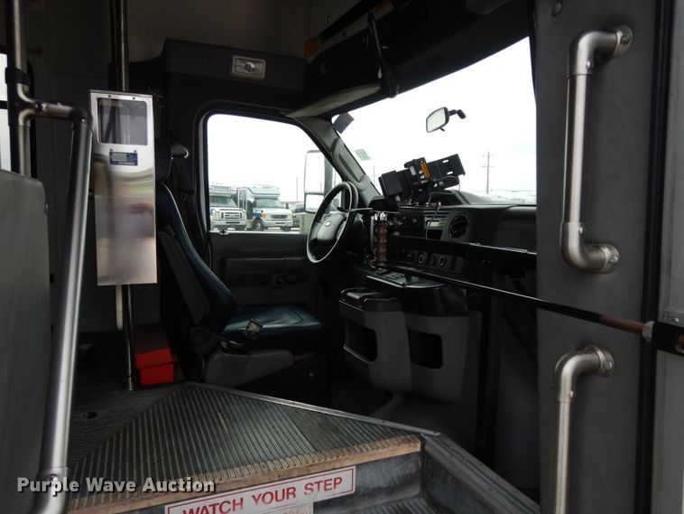 image for item DM2943 2009 Ford E450  shuttle bus