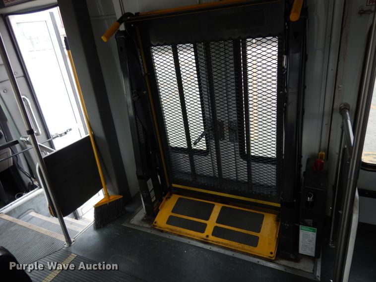 image for item DM2943 2009 Ford E450  shuttle bus