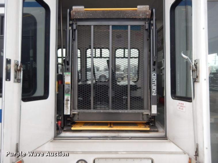 image for item DM2943 2009 Ford E450  shuttle bus