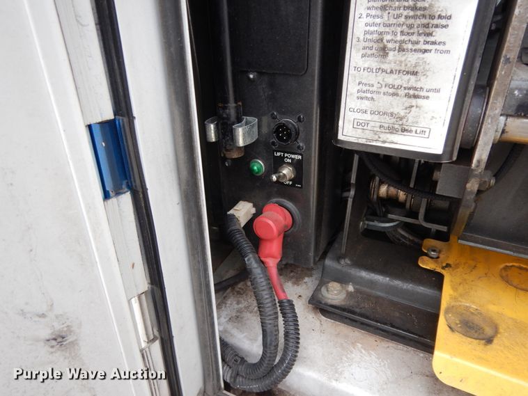 image for item DM2943 2009 Ford E450  shuttle bus