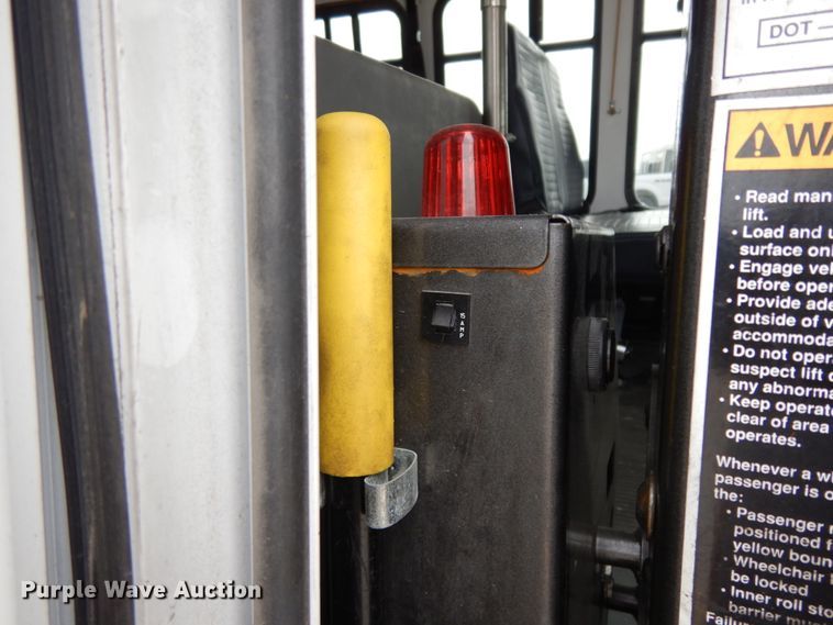 image for item DM2943 2009 Ford E450  shuttle bus