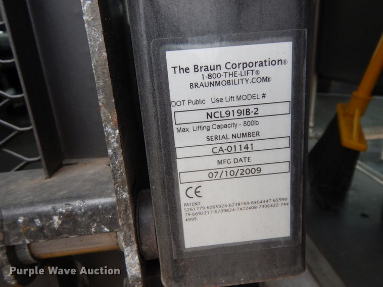 image for item DM2943 2009 Ford E450  shuttle bus