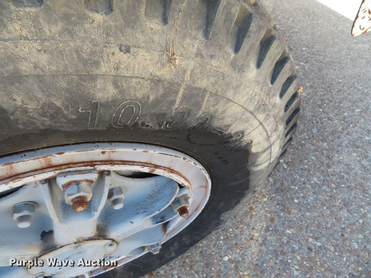 image for item DN5770 1989 Ford F800  digger derrick truck