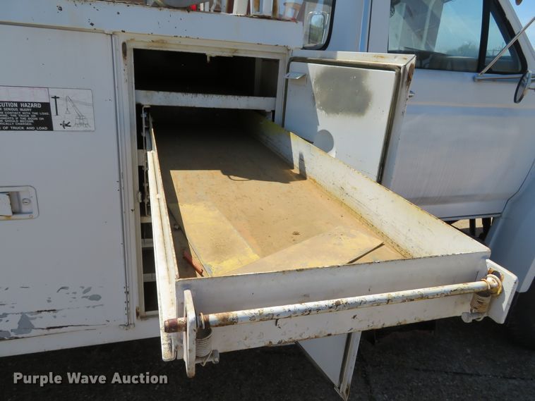 image for item DN5770 1989 Ford F800  digger derrick truck