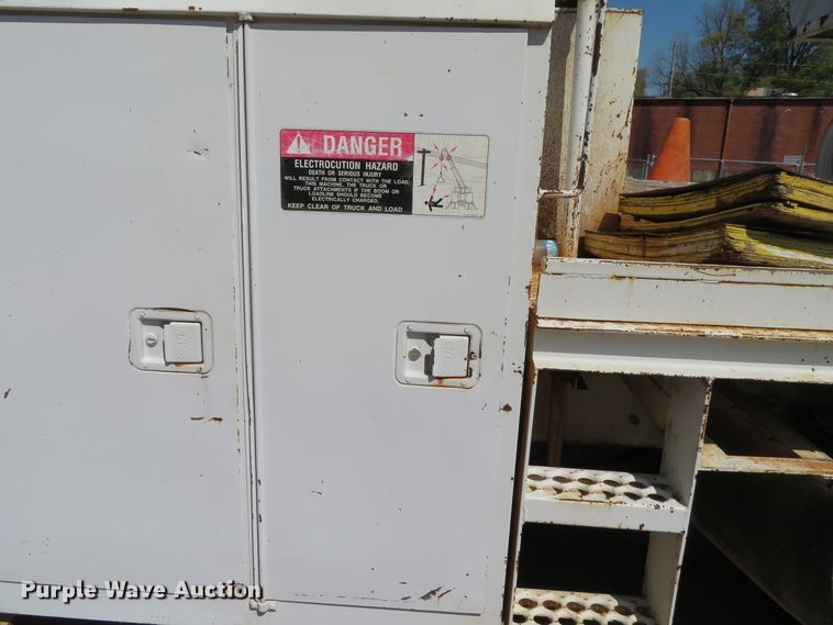 image for item DN5770 1989 Ford F800  digger derrick truck