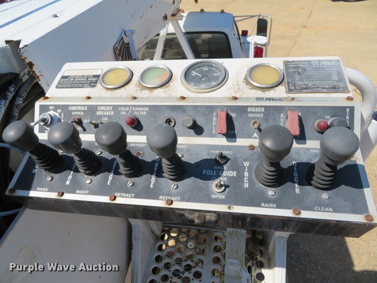 image for item DN5770 1989 Ford F800  digger derrick truck