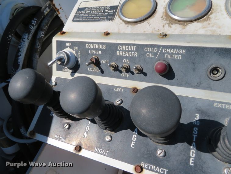 image for item DN5770 1989 Ford F800  digger derrick truck