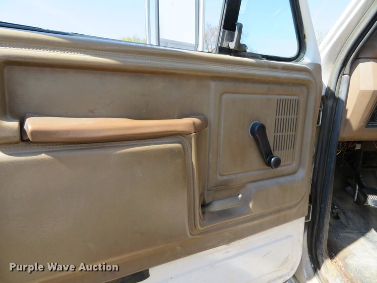 image for item DN5770 1989 Ford F800  digger derrick truck