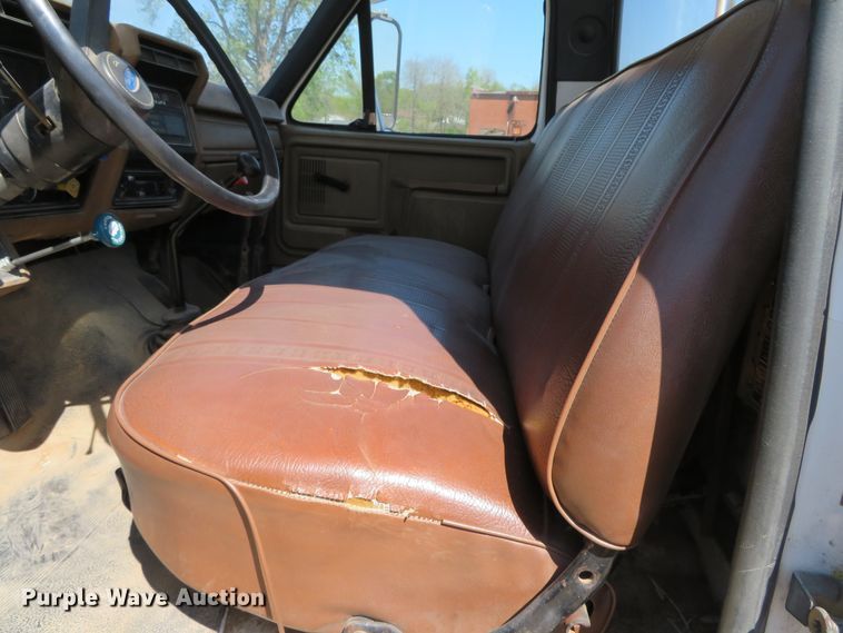 image for item DN5770 1989 Ford F800  digger derrick truck