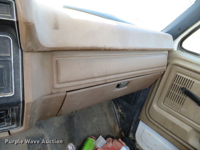 image for item DN5770 1989 Ford F800  digger derrick truck