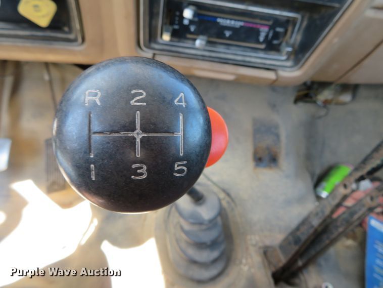 image for item DN5770 1989 Ford F800  digger derrick truck