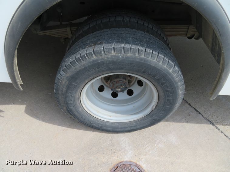 image for item DN5806 2005 Ford E450  delivery truck