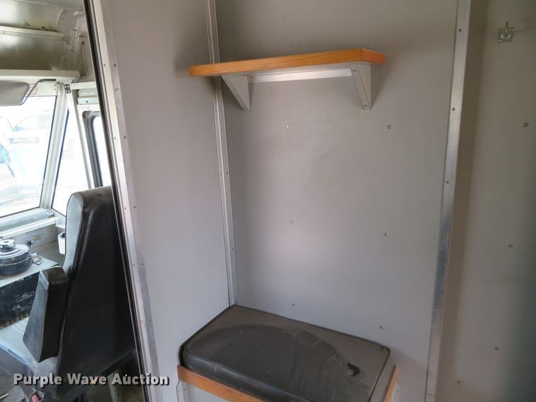 image for item DN5806 2005 Ford E450  delivery truck