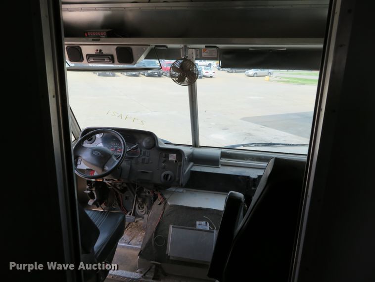 image for item DN5806 2005 Ford E450  delivery truck