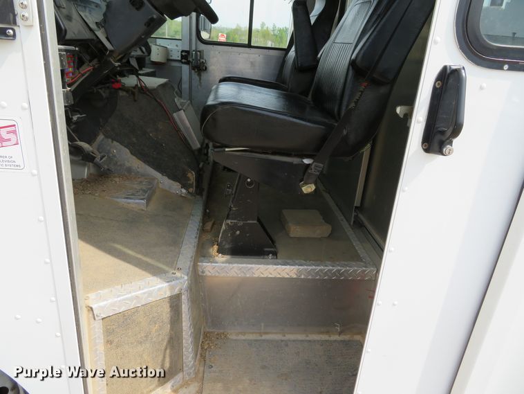 image for item DN5806 2005 Ford E450  delivery truck