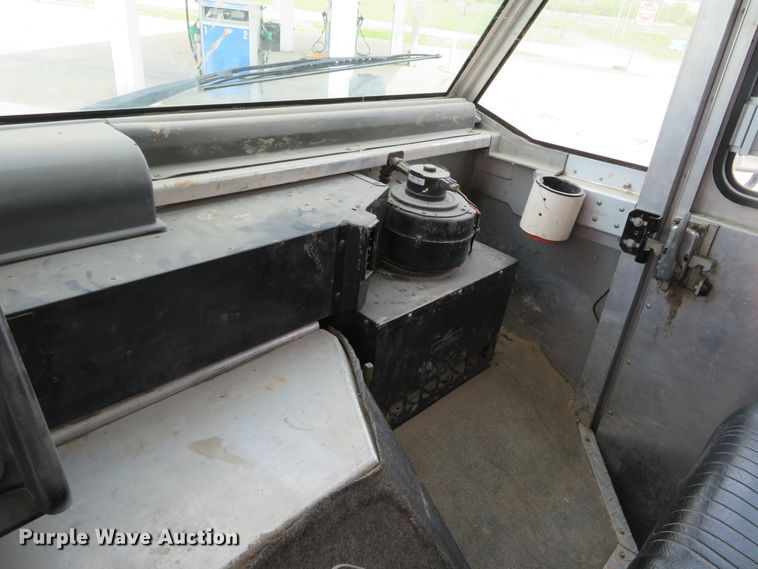 image for item DN5806 2005 Ford E450  delivery truck