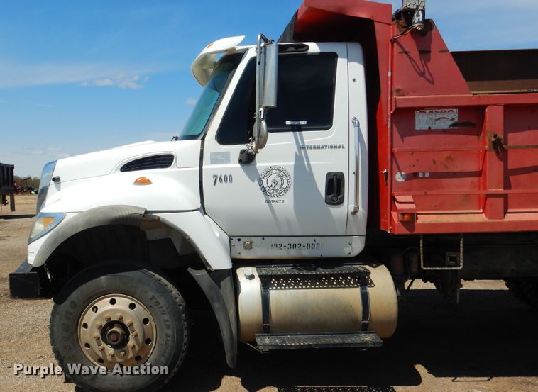 image for item ES9656 2006 International 7600  dump truck