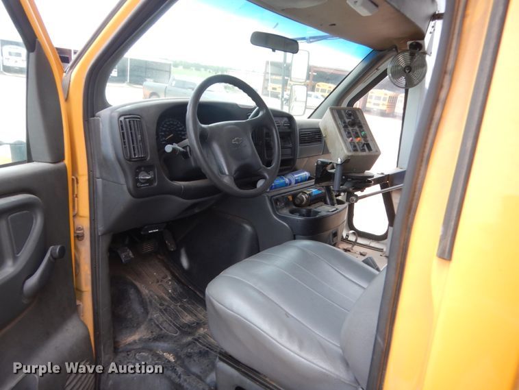 image for item ET9178 2002 Chevrolet Express G3500  school bus