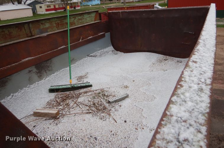 image for item HE9625 1996 Ford F800  dump truck