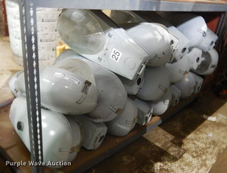 image for item HE9631 Approximately 22 street lights