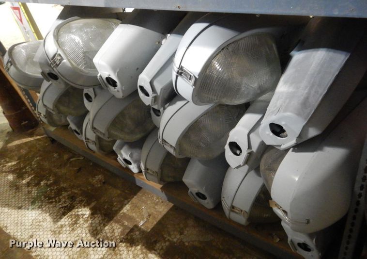 image for item HE9631 Approximately 22 street lights