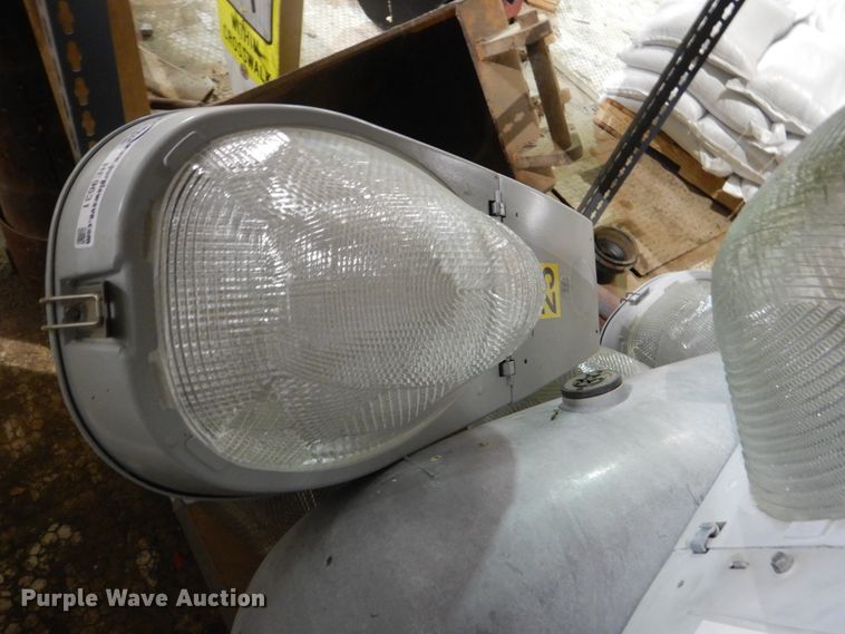 image for item HE9631 Approximately 22 street lights