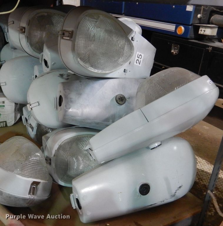 image for item HE9631 Approximately 22 street lights