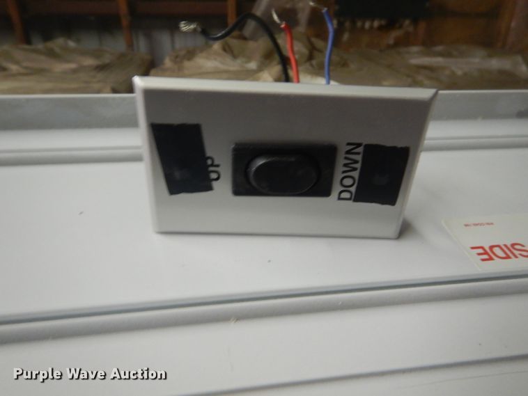 image for item HE9700 Projection screen