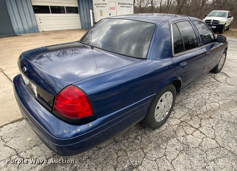 image for item HR9354 2004 Ford Crown Victoria Police Interceptor