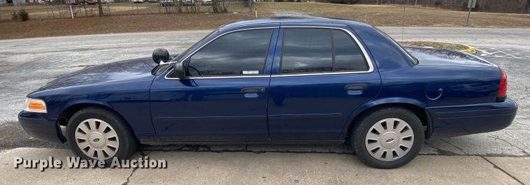 image for item HR9354 2004 Ford Crown Victoria Police Interceptor