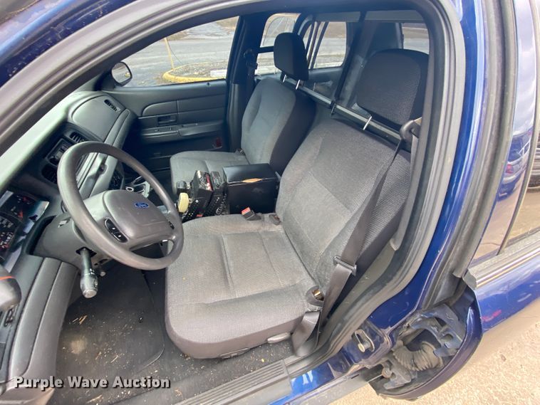 image for item HR9354 2004 Ford Crown Victoria Police Interceptor