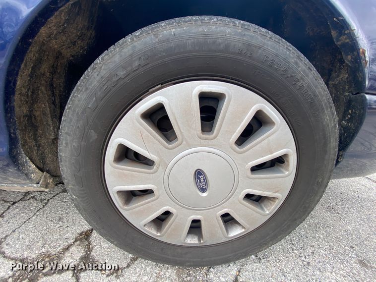 image for item HR9354 2004 Ford Crown Victoria Police Interceptor