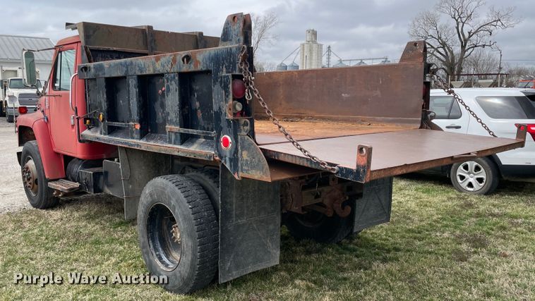 image for item II9328 1985 International 1754  dump truck