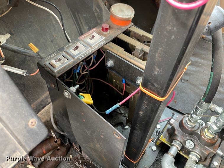 image for item II9328 1985 International 1754  dump truck