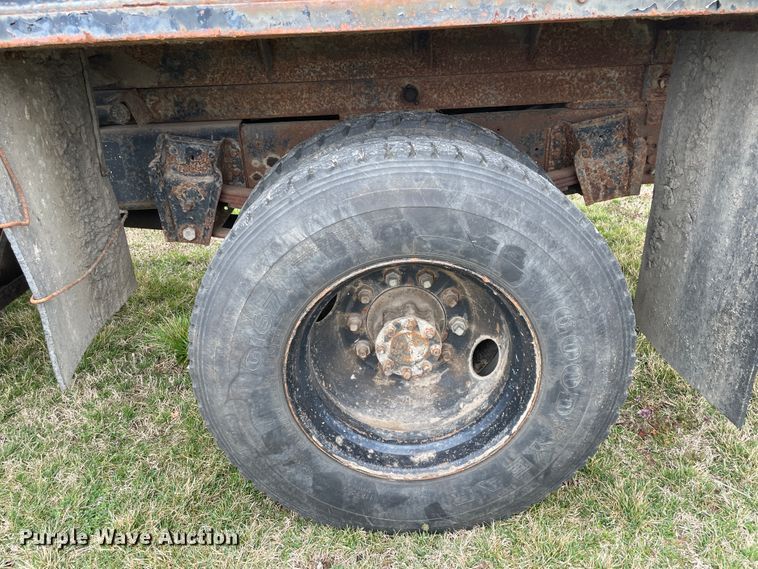 image for item II9328 1985 International 1754  dump truck