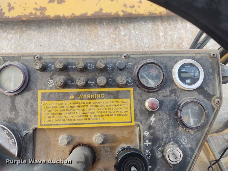 image for item IK9290 1994 Caterpillar CS-563  single drum roller