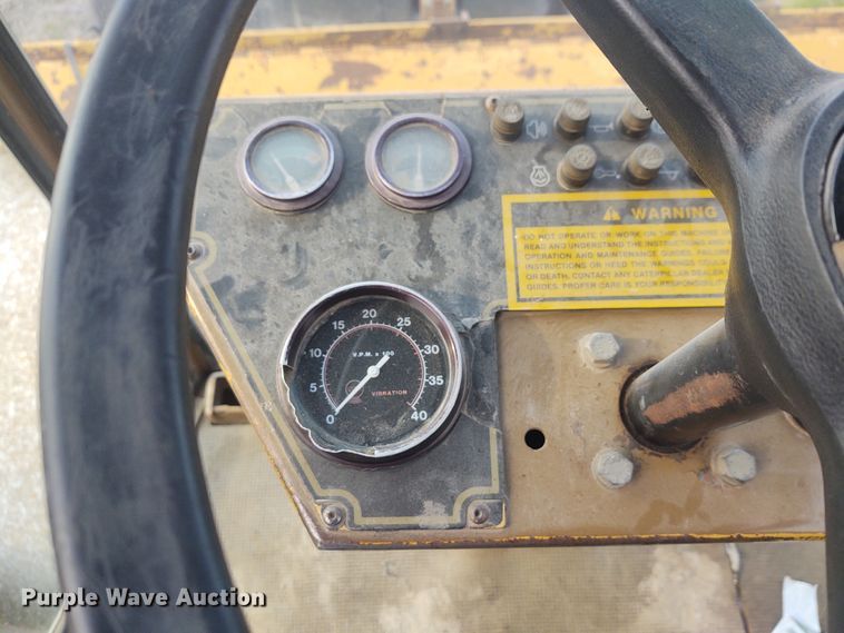 image for item IK9290 1994 Caterpillar CS-563  single drum roller