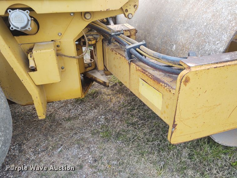 image for item IK9290 1994 Caterpillar CS-563  single drum roller