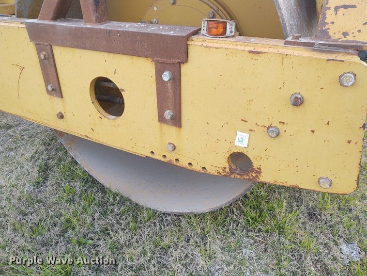 image for item IK9290 1994 Caterpillar CS-563  single drum roller
