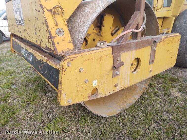 image for item IK9290 1994 Caterpillar CS-563  single drum roller