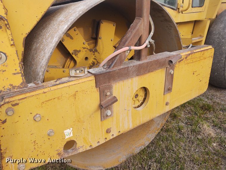 image for item IK9290 1994 Caterpillar CS-563  single drum roller
