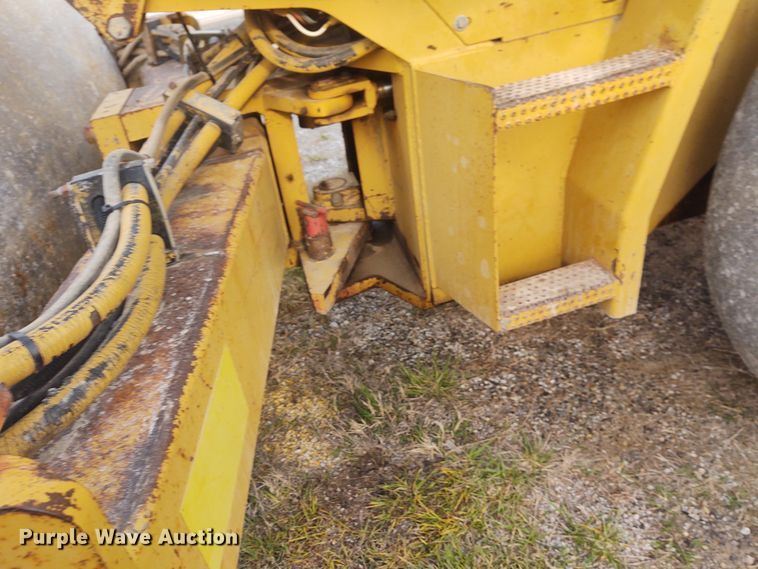 image for item IK9290 1994 Caterpillar CS-563  single drum roller