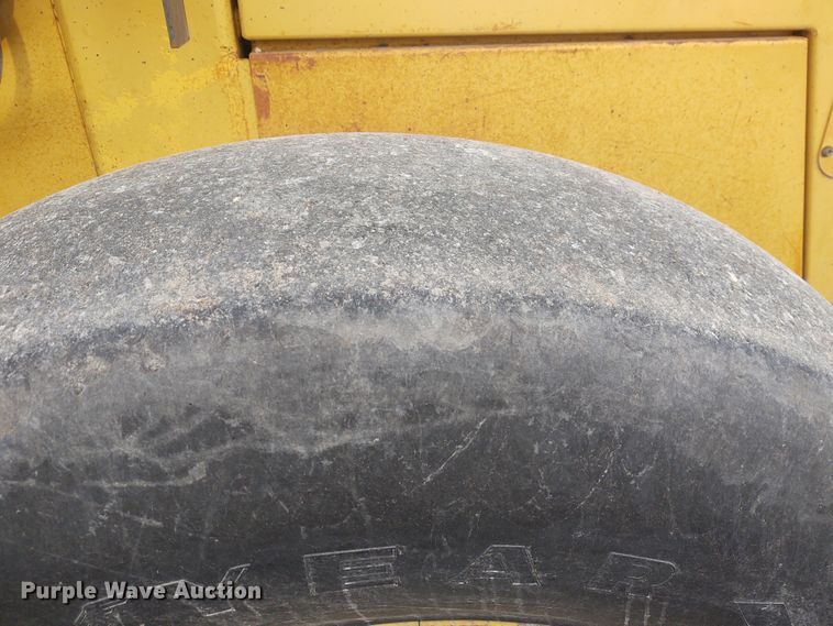 image for item IK9290 1994 Caterpillar CS-563  single drum roller