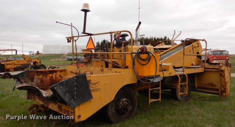 image for item IQ9256 Etnyre 450  chip spreader