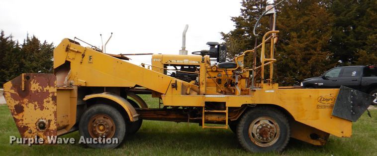 image for item IQ9256 Etnyre 450  chip spreader