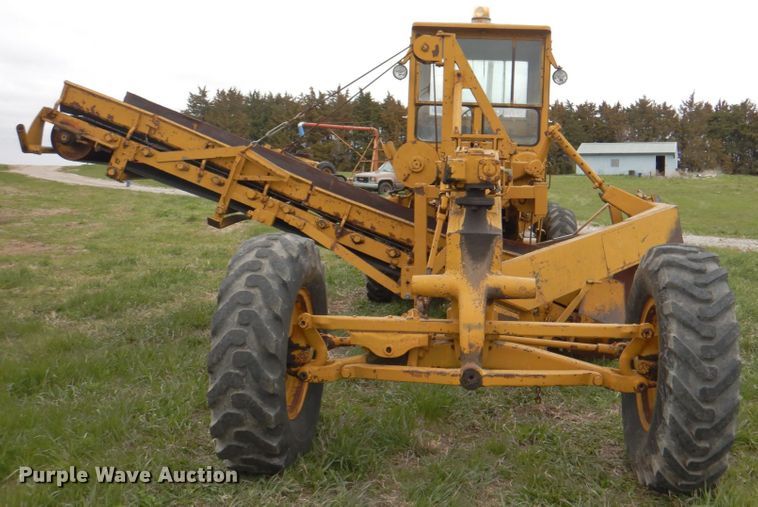 image for item IQ9263 1960 Caterpillar 12 Series E  rigid frame motor grader